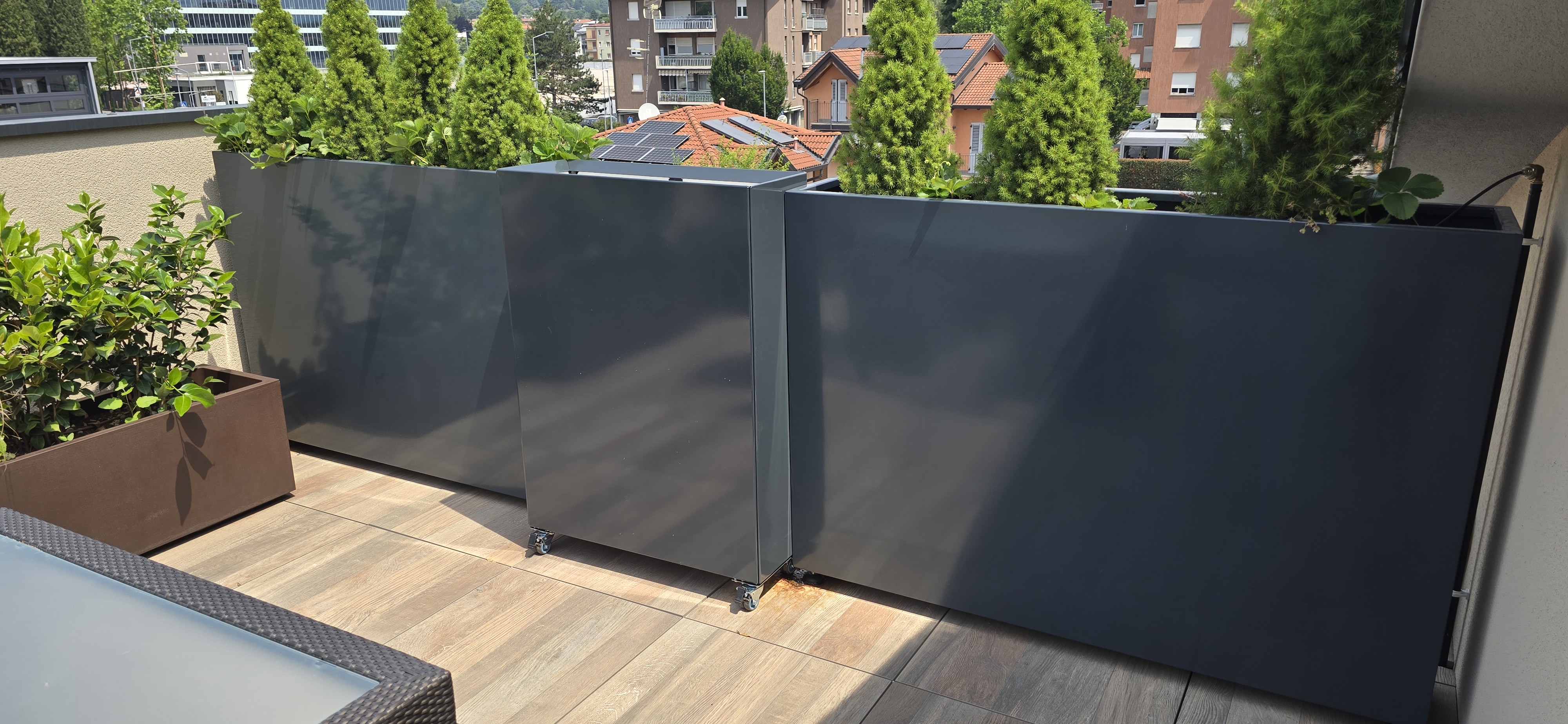 Fioriere frangivista MetalFlower su terrazzo